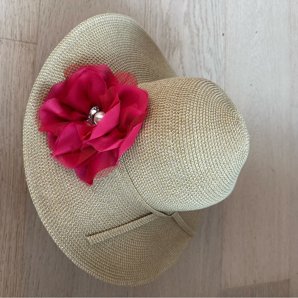 Elegant Beige Sun Hat with Pink Flower Accent